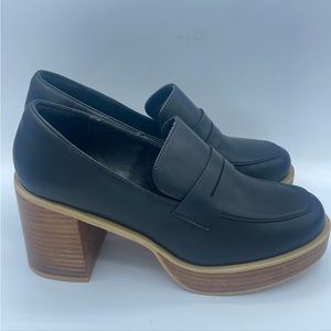 Hannah Black loafer with chunky wooden bottom
Runs a little big by Oasis Society